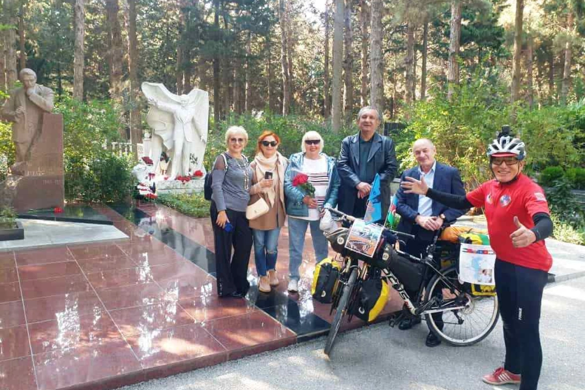 На велосипеде из Ташкента в Баку приехал Хурсанд Шеров, чтобы почтить память Муслима Магомаева - ФОТО